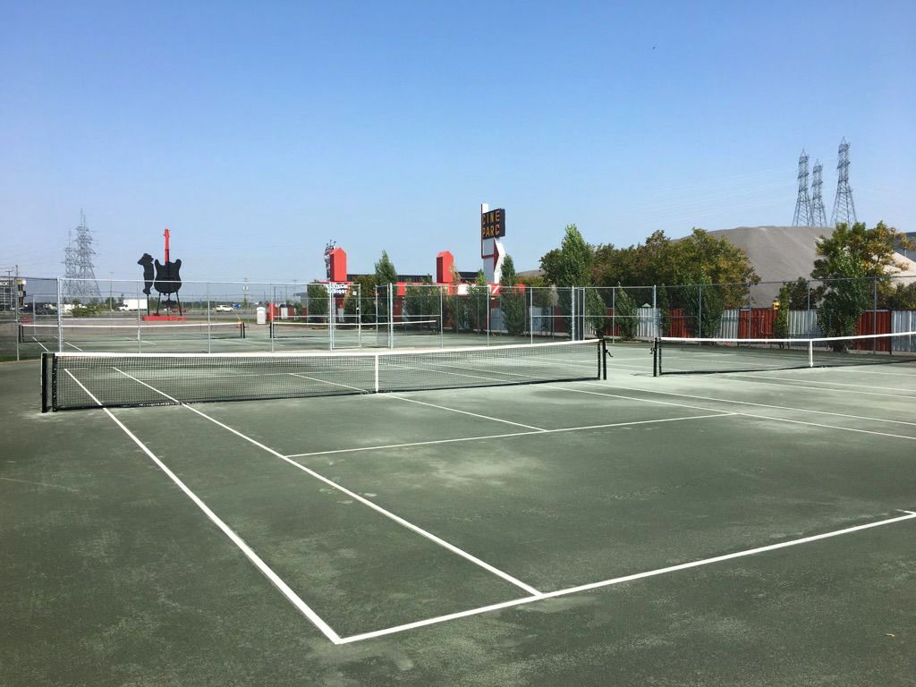 Superficie del campo da tennis in argilla verde