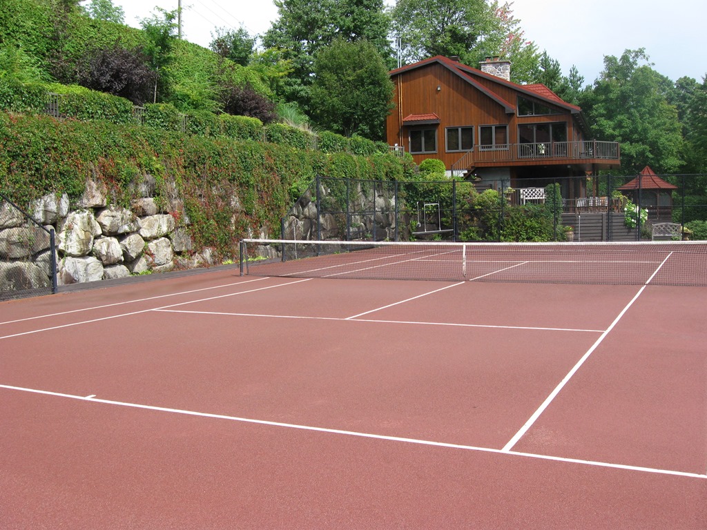 röd lera tennisbana yta